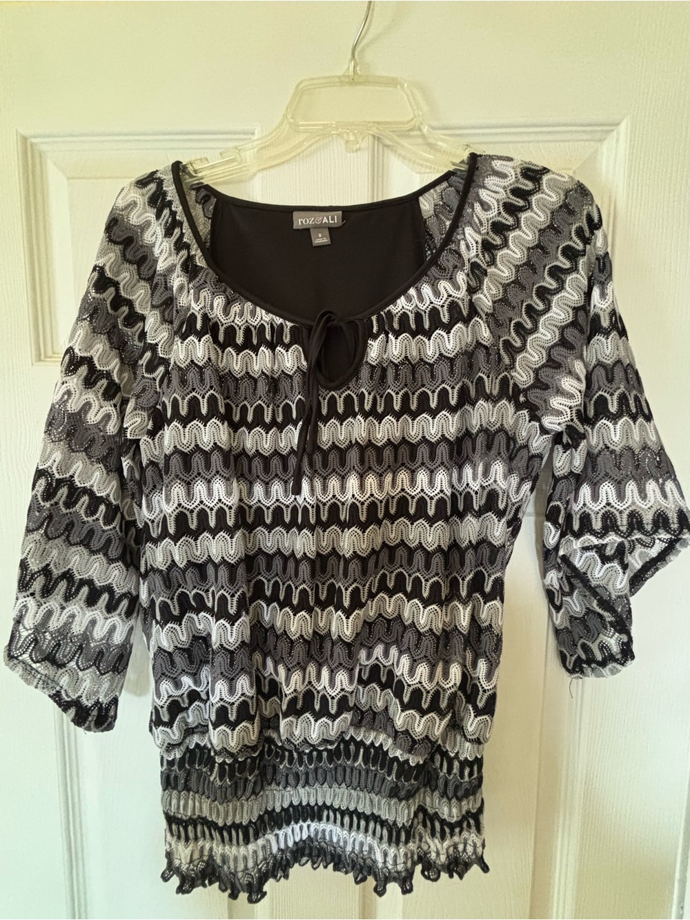Roz & Ali Black and White Wave-Pattern Blouse